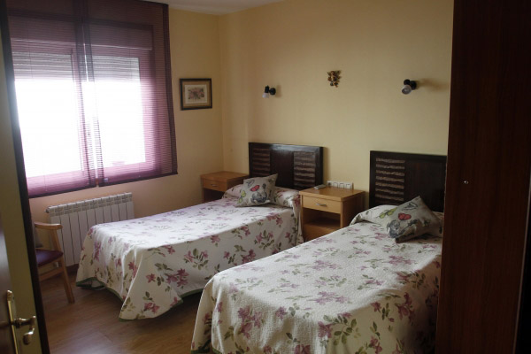Centro Residencial Coruxo cuarto con cama