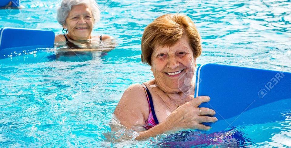 CENTRO RESIDENCIAL CORUXO S.L. ancianos en piscina