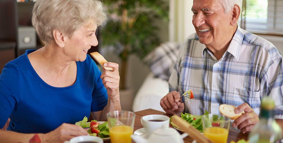 CENTRO RESIDENCIAL CORUXO S.L. ancianos comiendo