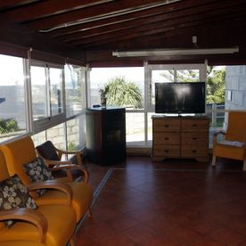 Centro Residencial Coruxo sala con sillas y televisor