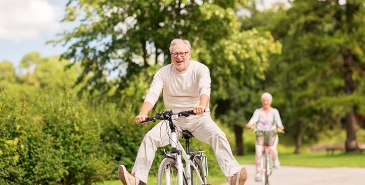 CENTRO RESIDENCIAL CORUXO S.L. personas mayores en bicicleta