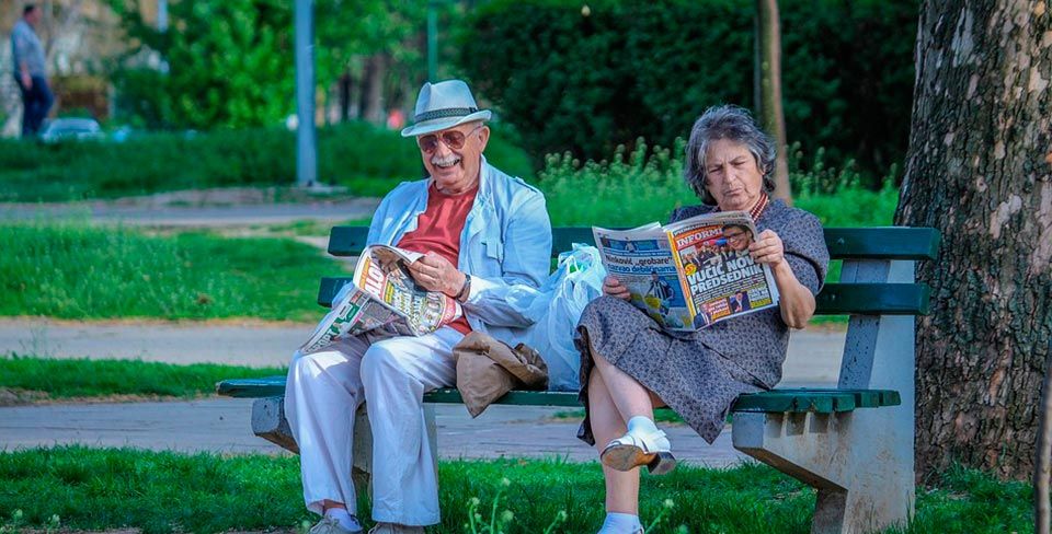 CENTRO RESIDENCIAL CORUXO S.L. personas leyendo en parque